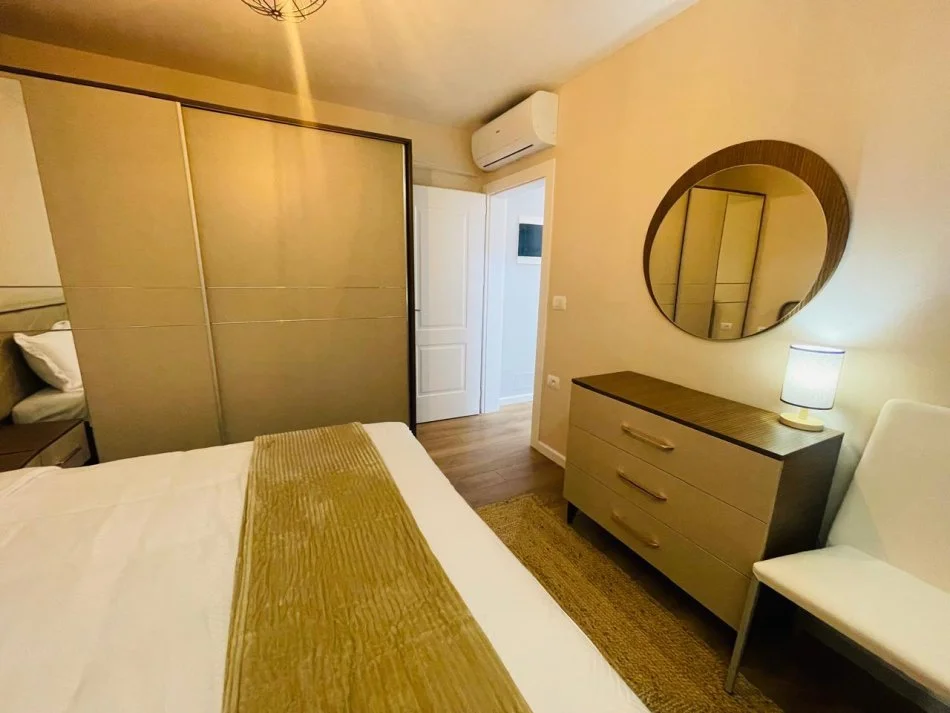 Tirane, jepet me qera apartament 1+1+Ballkon Kati 1, 56 m² 600 € (Petro Nini Luarasi Shkolla Baletit)