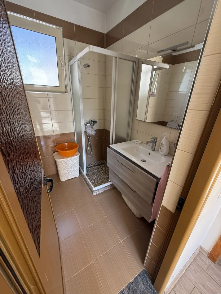 Tirane, jepet me qera apartament 1+1+Aneks+Ballkon Kati 2, 80 m² 450 € (Mbrapa Spitalit Nen Tereza)