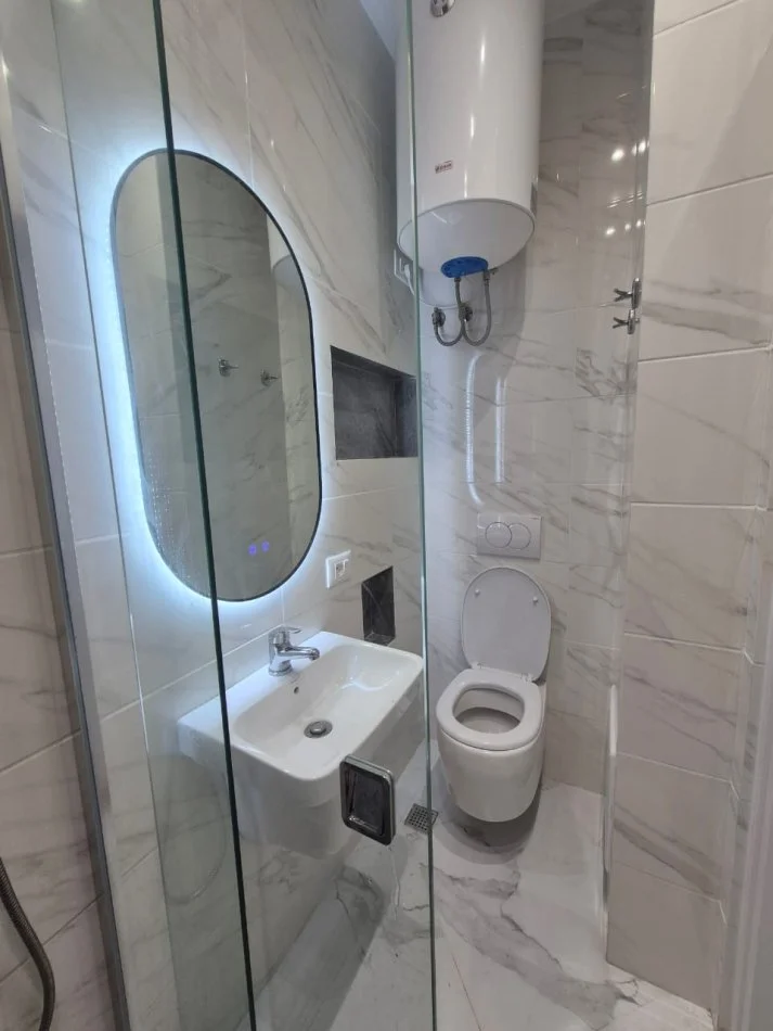 Tirane, jepet me qera apartament 1+1 Kati 8, 42 m² 501 € (Pran 21 Dhjetori Rruga Muhamet Gjollesha)