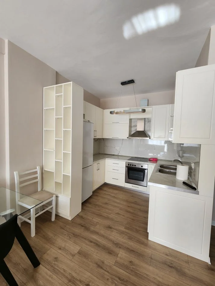 Tirane, jap me qera apartament 1+1+Ballkon Kati 8, 81 m² 600 € (Rruga Panorama, Stacioni Trenit)