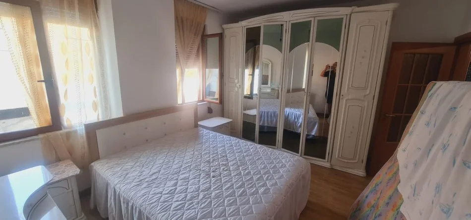 Tirane, jepet me qera apartament 2+1+Aneks+Ballkon Kati 3, 170 m² 550 € (Laprake te Kmy + verande)