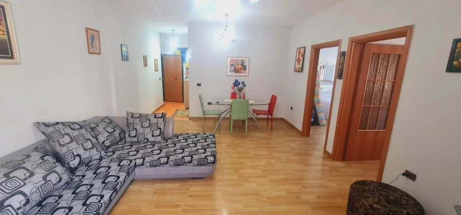 Tirane, jepet me qera apartament 2+1+Aneks+Ballkon Kati 3, 180 m² 500 € (Laprake Kmy plus verande)