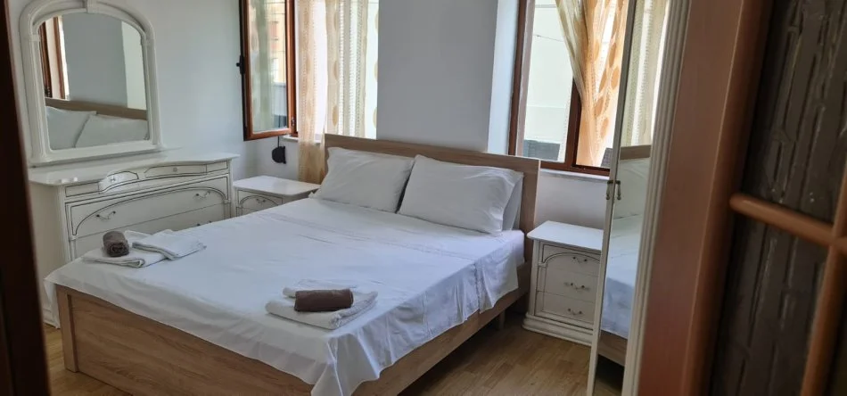 Tirane, jepet me qera apartament 2+1+Aneks+Ballkon Kati 3, 170 m² 550 € (Laprake te Kmy + verande)