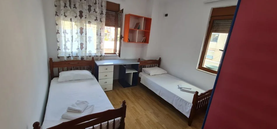 Tirane, jepet me qera apartament 2+1+Aneks+Ballkon Kati 3, 170 m² 550 € (Laprake te Kmy + verande)