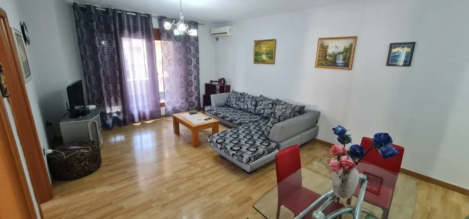 Tirane, jepet me qera apartament 2+1+Aneks+Ballkon Kati 3, 170 m² 550 € (Laprake te Kmy + verande)
