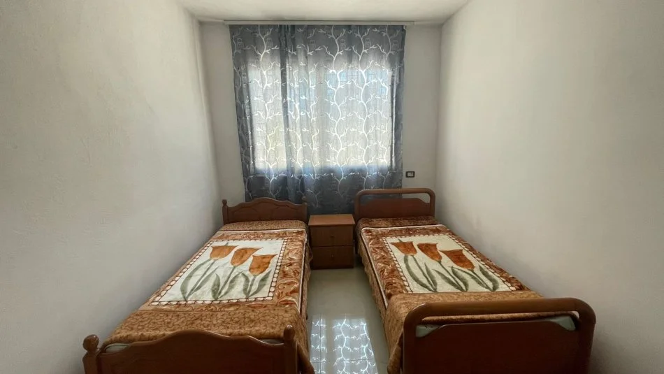 Shqiperi, jepet me qera apartament 1+1+Ballkon Kati 1, 55 m² 300 € (Rruga Azem Galica pran bulevardit te ri)