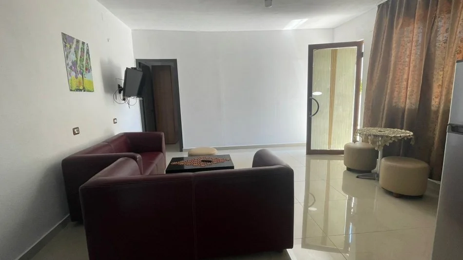 Shqiperi, jepet me qera apartament 1+1+Ballkon Kati 1, 55 m² 300 € (Rruga Azem Galica pran bulevardit te ri)