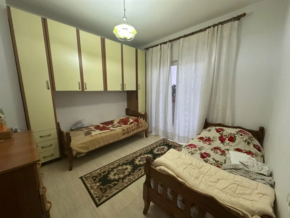 Tirane, jepet me qera apartament 2+1+Ballkon Kati 1, 121 m² 750 € (Rruga Haxhi Hysen Dalliu)