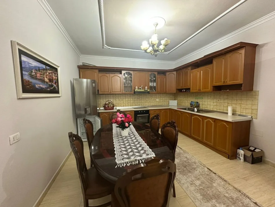 Tirane, jepet me qera apartament 2+1+Ballkon Kati 1, 121 m² 750 € (Rruga Haxhi Hysen Dalliu)