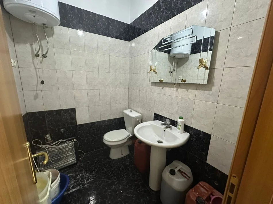 Tirane, jepet me qera apartament 2+1+Ballkon Kati 1, 121 m² 750 € (Rruga Haxhi Hysen Dalliu)