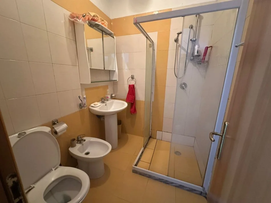 Tirane, jepet me qera apartament 2+1+Ballkon Kati 1, 121 m² 750 € (Rruga Haxhi Hysen Dalliu)