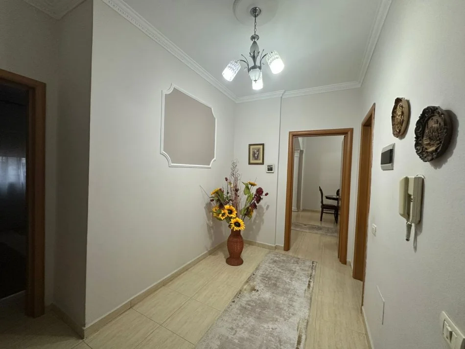 Tirane, jepet me qera apartament 2+1+Ballkon Kati 1, 121 m² 750 € (Rruga Haxhi Hysen Dalliu)