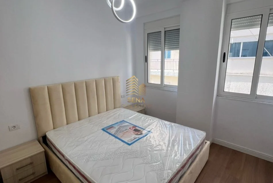 Shkembi Kavajes, shitet apartament 1+1+Ballkon Kati 2, 65 m² 76.000 € (Shkembi i Kavajes, pallat buze rruge)