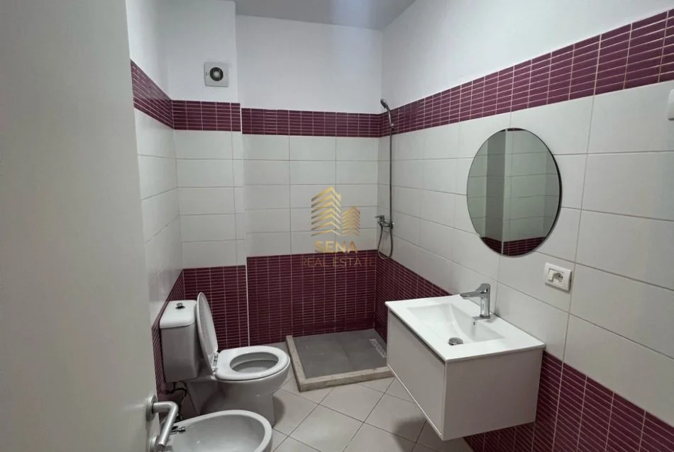 Shkembi Kavajes, shitet apartament 1+1+Ballkon Kati 2, 65 m² 76.000 € (Shkembi i Kavajes, pallat buze rruge)