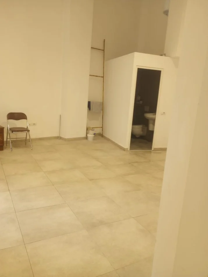 Tirane, jepet me qera dyqan Kati 0, 55 m² 750 € (rruga barrikadave)