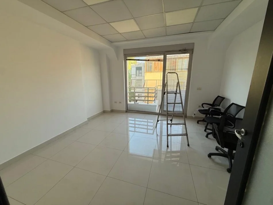 Tirane, jepet me qera zyre Kati 9, 150 m² 2.200 € (Abdyl frasheri)