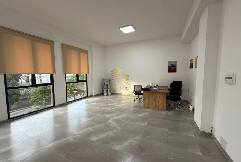 Tirane, jepet me qera ambjent biznesi Kati 2, 50 m² 450 € (Xhamllik)