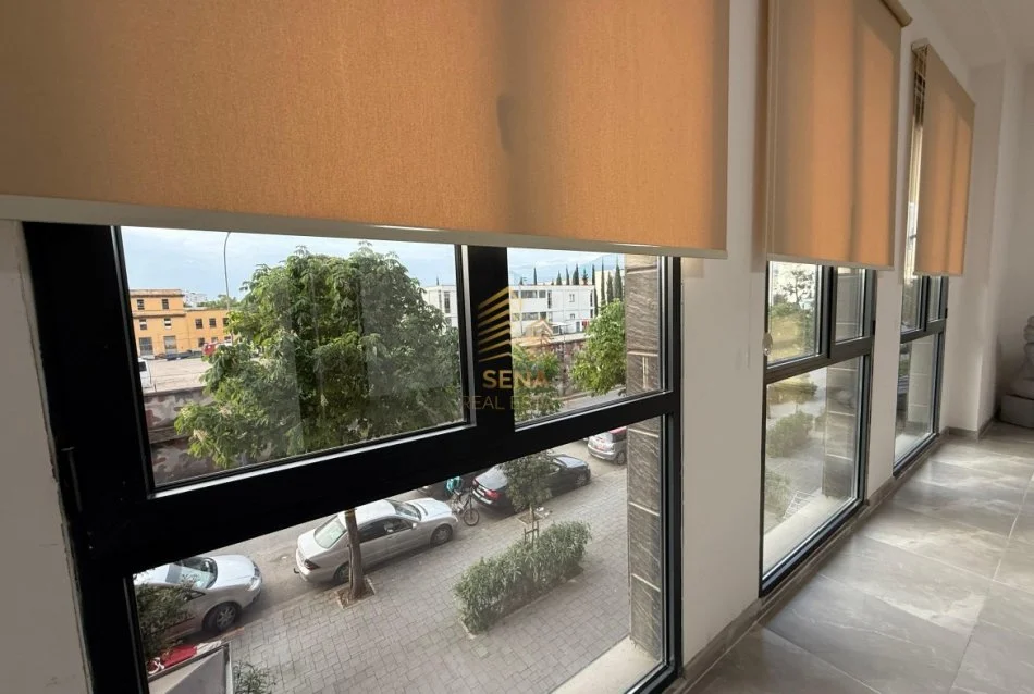 Tirane, jepet me qera ambjent biznesi Kati 2, 50 m² 450 € (Xhamllik)