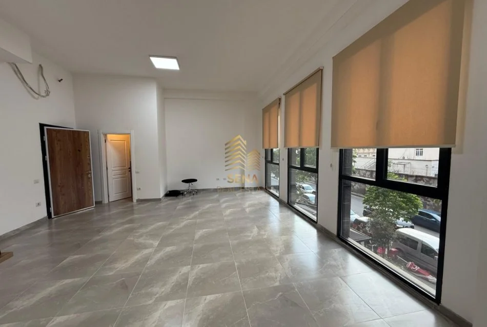 Tirane, jepet me qera ambjent biznesi Kati 2, 50 m² 450 € (Xhamllik)