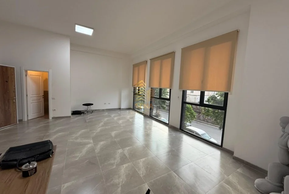 Tirane, jepet me qera ambjent biznesi Kati 2, 50 m² 450 € (Xhamllik)