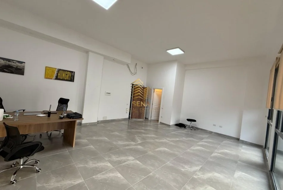 Tirane, jepet me qera ambjent biznesi Kati 2, 50 m² 450 € (Xhamllik)