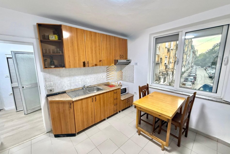 Tirane, jepet me qera apartament 2+1 Kati 2, 70 m² 530 € (Rruga Muhamet Gjollesha)