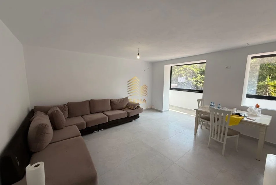Tirane, jepet me qera ambjent biznesi Kati 2, 75 m² 800 € (Rruga Arkitekt Kasemi, Brryli)