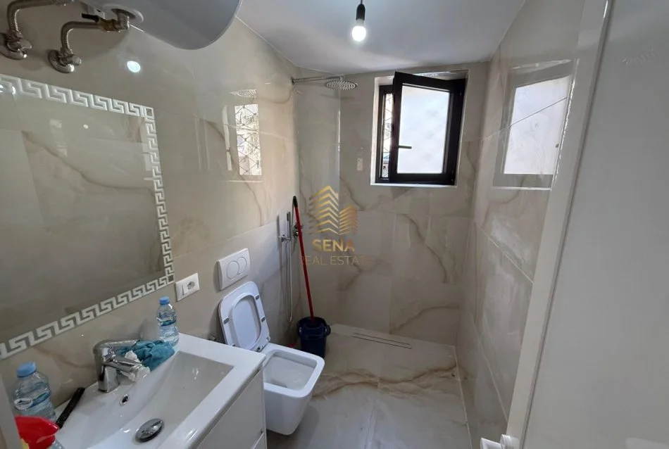 Tirane, jepet me qera ambjent biznesi Kati 2, 75 m² 800 € (Rruga Arkitekt Kasemi, Brryli)