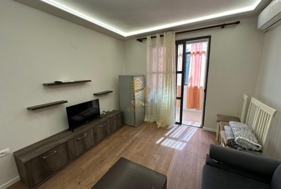 Tirane, jepet me qera apartament 1+1 Kati 2, 60 m² 500 € (Rruga Dibres)