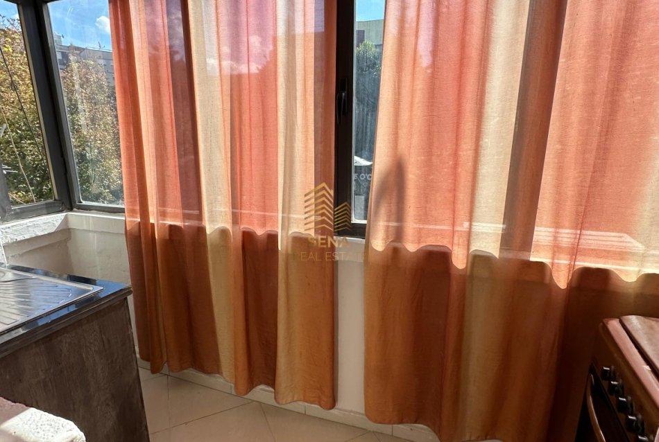 Tirane, jepet me qera apartament 1+1 Kati 2, 60 m² 500 € (Rruga Dibres)