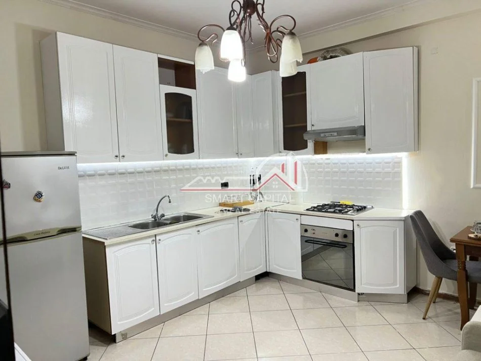 Vlore, jepet me qera apartament 1+1 Kati 6, 74 m² 300 € (Rruga Zenel Murra)