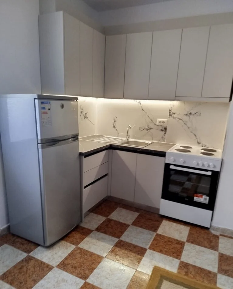 Tirane, jepet me qera apartament 1+1 Kati 1, 60 m² 350 € (Perballe Frigoriferit)
