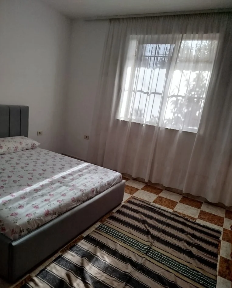 Tirane, jepet me qera apartament 1+1 Kati 1, 60 m² 350 € (Perballe Frigoriferit)
