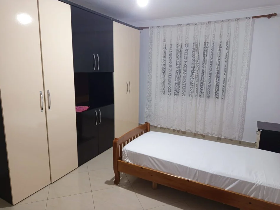 Tirane, jepet me qera apartament 3+1+Aneks+Ballkon Kati 1, 120 m² 600 € (ISH parku)