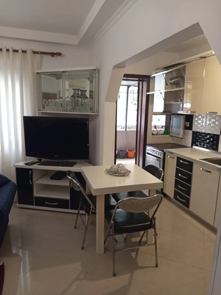 Tirane, jepet me qera apartament 3+1+Aneks+Ballkon Kati 1, 120 m² 600 € (ISH parku)