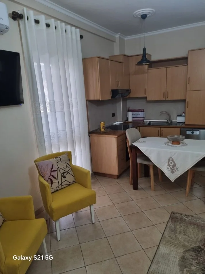 Tirane, jepet me qera apartament 1+1+Aneks+Ballkon Kati 3, 75 m² 600 € (Rruga Petro Nini Luharasi)