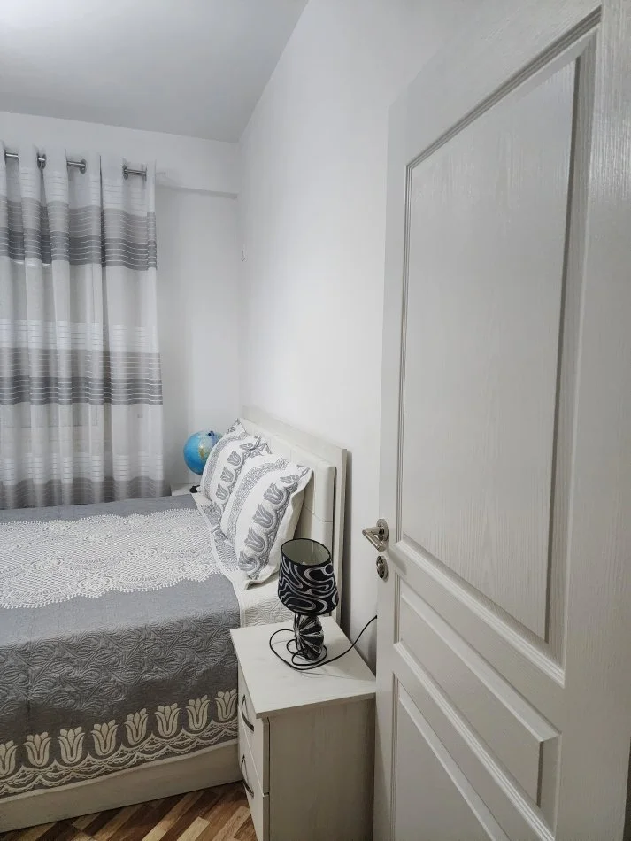 Tirane, shitet 1+1+Aneks+Ballkon Kati 3, 110.000 € (Bedri Karapici)