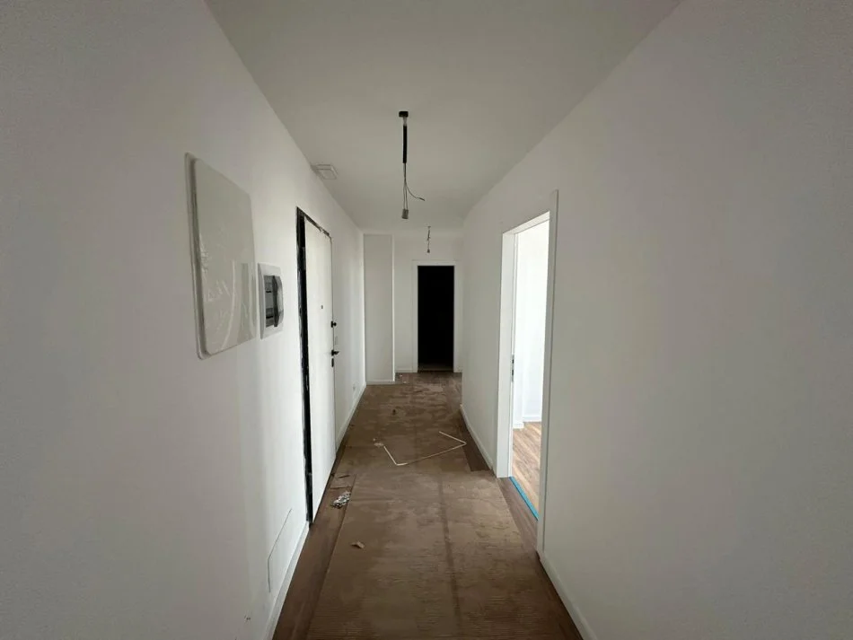 Tirane, jepet me qera ambjent biznesi Kati 9, 120 m² 1.000 € (Liqeni artificial i Tiranes (kompleksi Lake View))