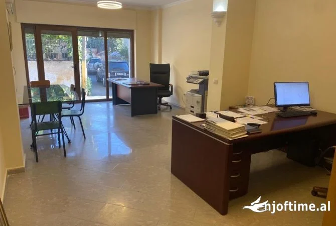 Tirane, shitet dyqan Kati 0, 43 m² 86.000 € (Prokop Myzeqari)