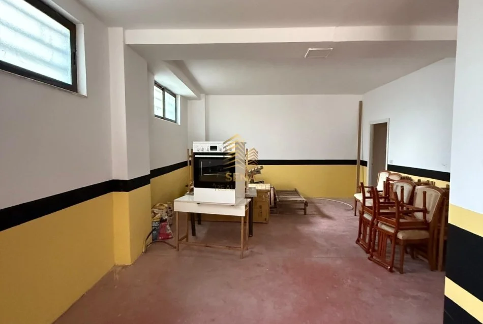 Tirane, jepet me qera magazine Kati -1, 180 m² 750 € (Kinostudio)