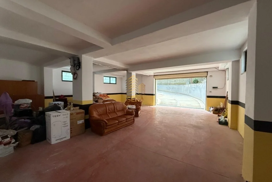 Tirane, jepet me qera magazine Kati -1, 180 m² 750 € (Kinostudio)