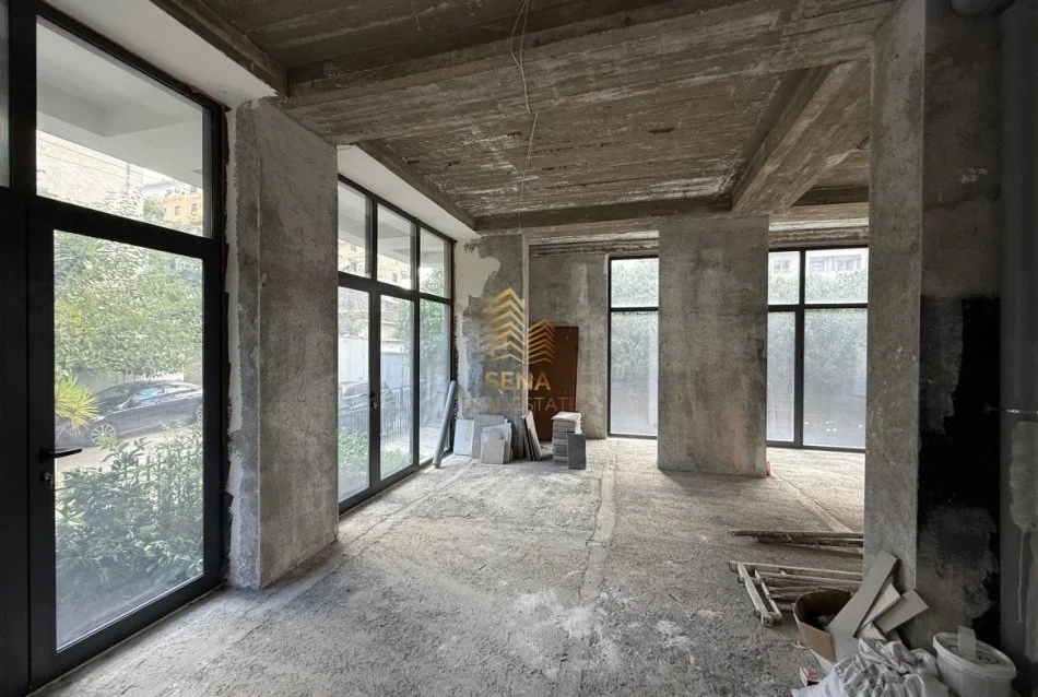Tirane, jepet me qera ambjent biznesi Kati 0, 90 m² 600 € (Kinostudio)