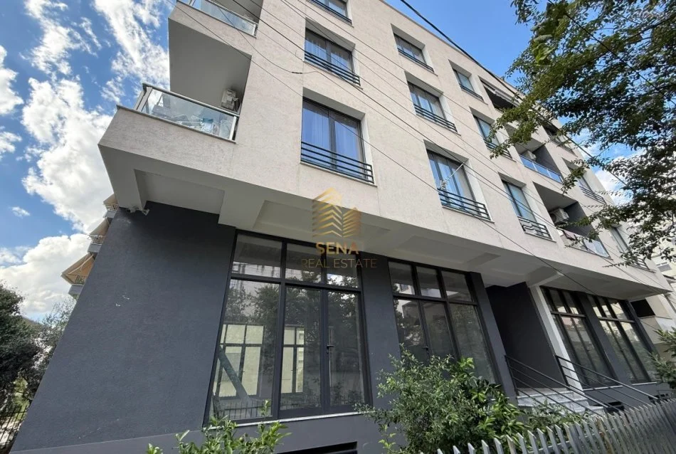 Tirane, jepet me qera ambjent biznesi Kati 0, 90 m² 600 € (Kinostudio)