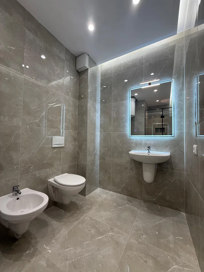 Jepet me qira apartament i ri 1+1 me vend parkimi, i sapomobiluar – Kompleksi E88