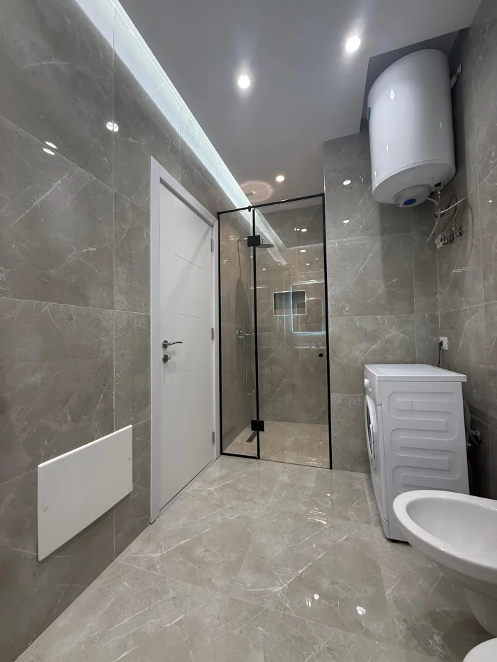 Jepet me qira apartament i ri 1+1 me vend parkimi, i sapomobiluar – Kompleksi E88