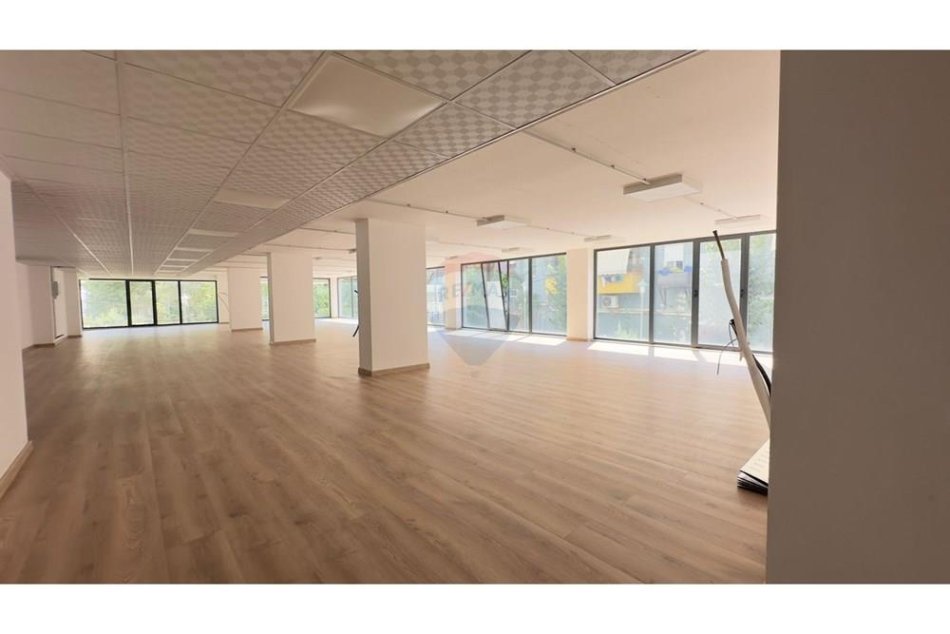 Tirane, jepet me qera ambjent biznesi Kati 1, 485 m² (rruga e dibres)