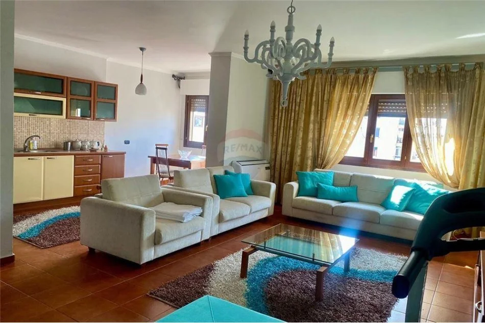 Tirane, jepet me qera apartament 2+1+Ballkon Kati 10, 124 m² 600 € (komuna e parisit)