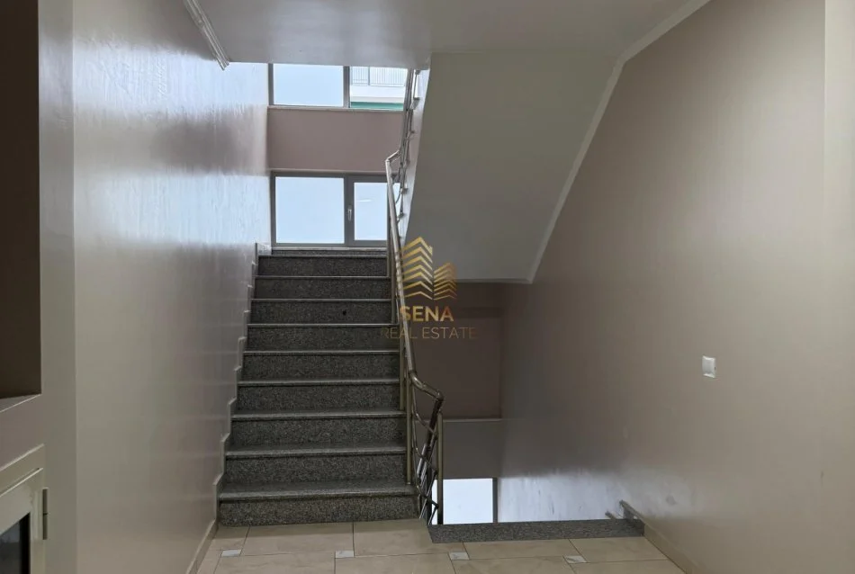 Tirane, jepet me qera zyre Kati 7, 67 m² 1.000 € (Komuna e Parisit,)