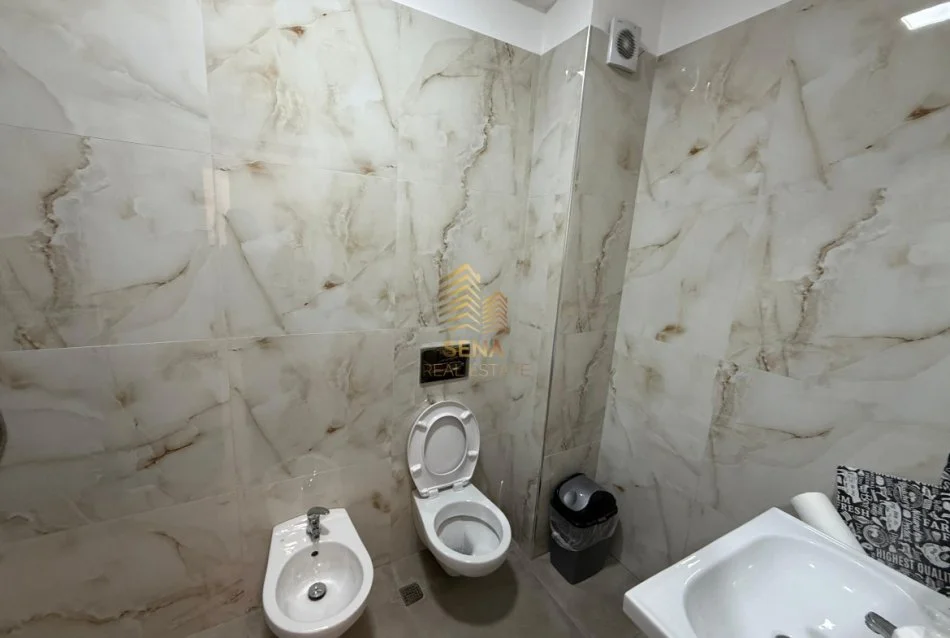 Tirane, jepet me qera zyre Kati 7, 67 m² 1.000 € (Komuna e Parisit,)