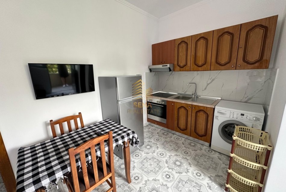 Tirane, jepet me qera shtepi 1+1 Kati 1, 60 m² 380 € (Rruga Lluk Kacaj)
